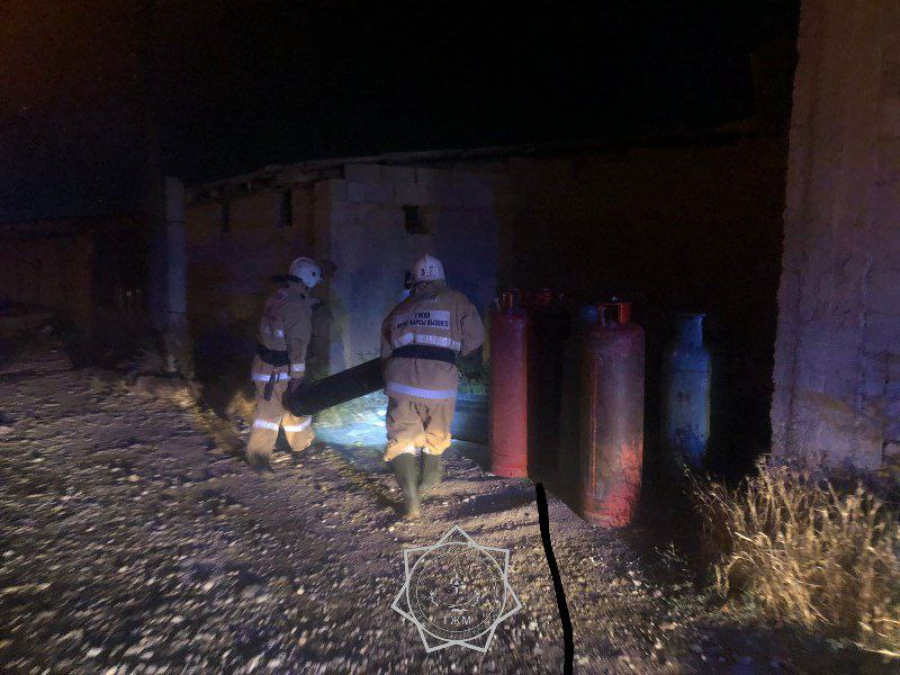 Пожарные предотвратили взрывы в Шымкенте