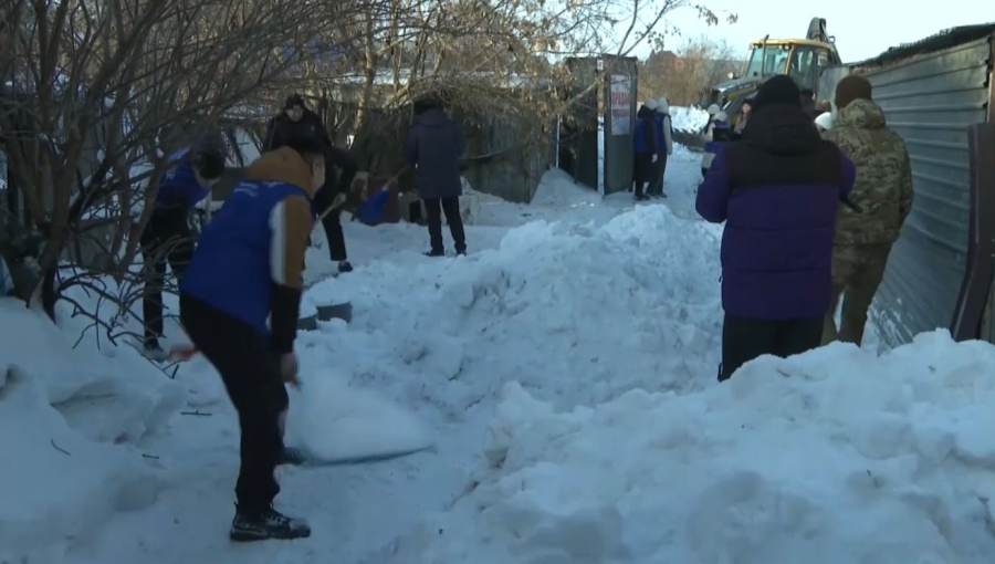 Ақмолалық еріктілер жалғызілікті қариялардың ауласын қардан тазалады