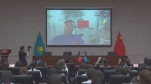Казахстанские студенты пообщались с космонавтами «Шэньчжоу-15» по телемосту