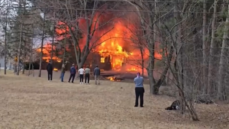 Самолет рухнул на жилой дом в Миннесоте