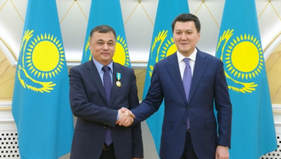 По случаю принятия новой Конституции ряд общественных деятелей отметили госнаградами