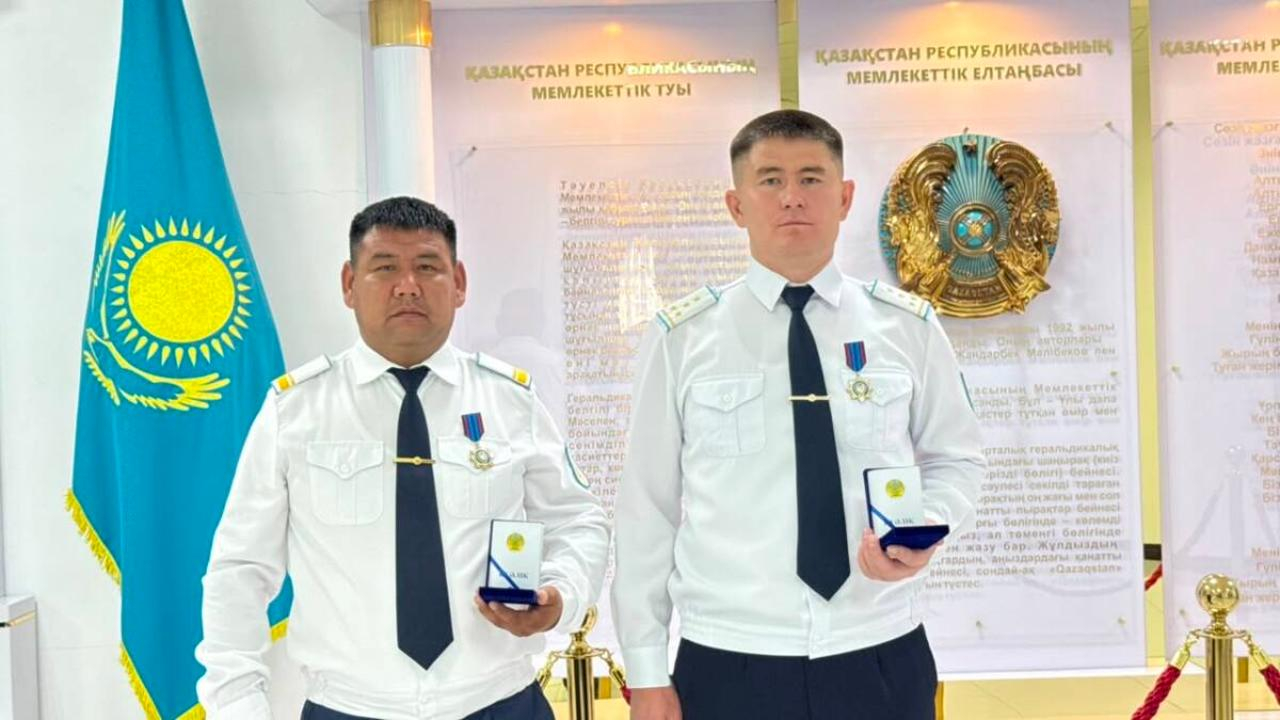 За задержание вооруженного налетчика: в Уральске наградили полицейских