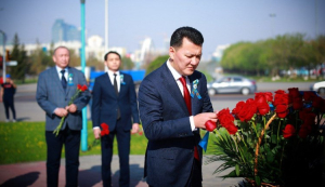 Ерлан Карин возложил цветы к памятнику Р. Кошкарбаева