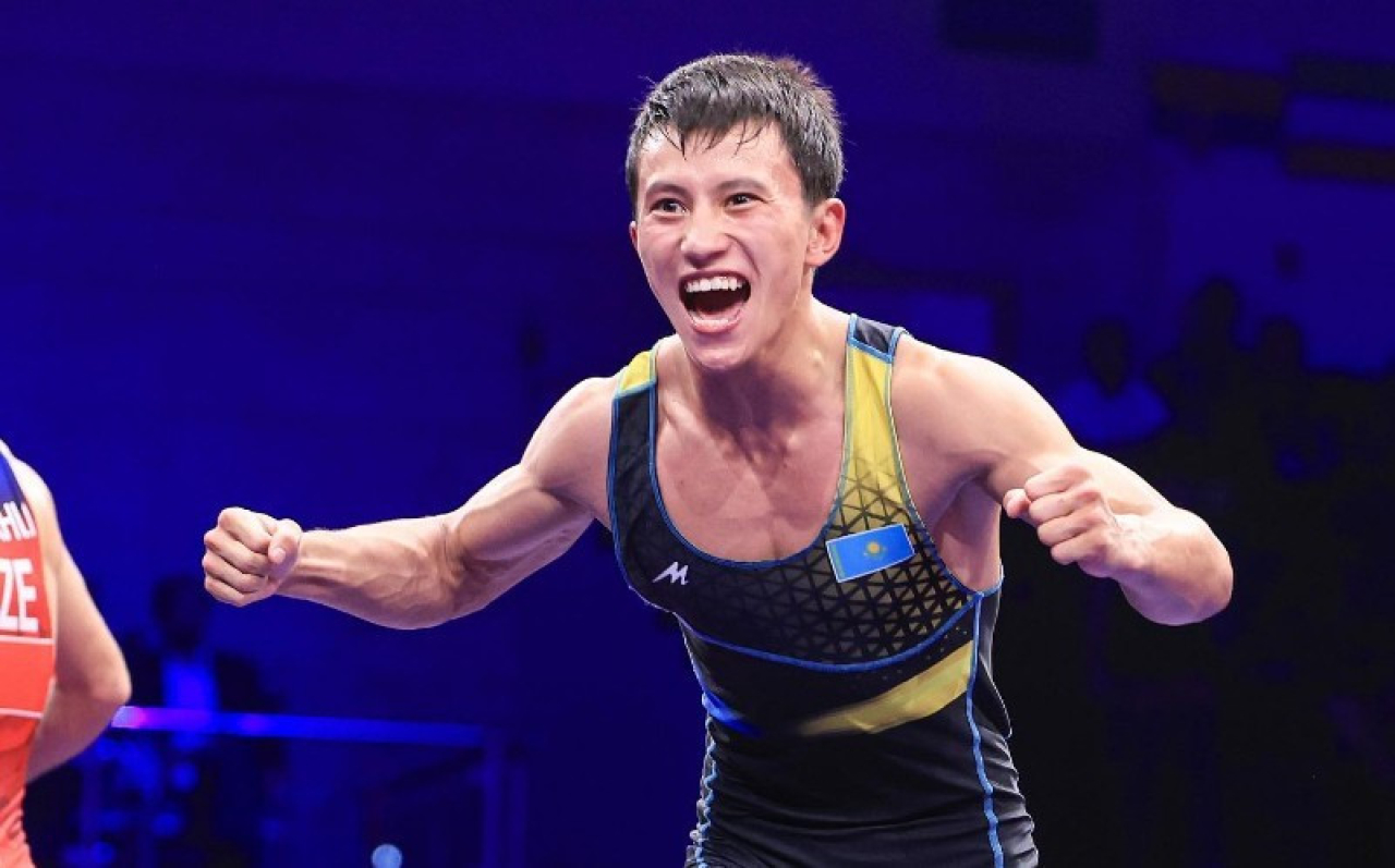 Казахстанцы завоевали три золота на старте ЧА по греко-римской борьбе