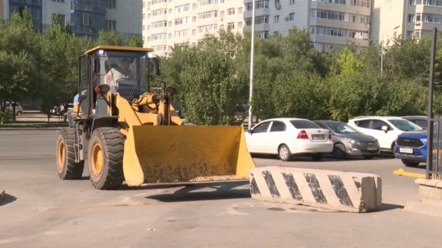 Незаконные шлагбаумы во дворах демонтируют в Астане