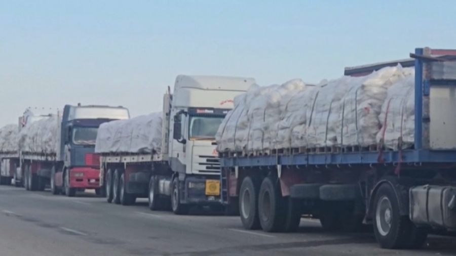 Десятки грузовиков с гумпомощью не могут попасть в сектор Газа