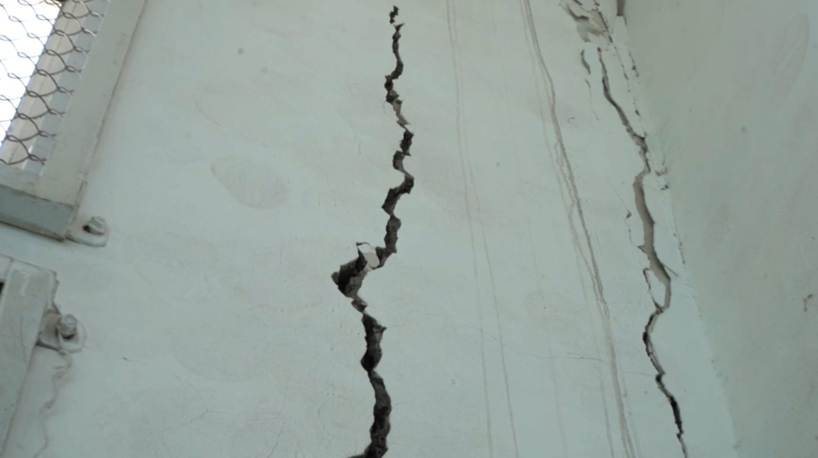 Спортзал новой школы признали аварийным  в Шымкенте