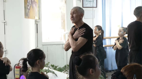 Жетпістен асқан қария бүлдіршіндерге би үйретіп жүр