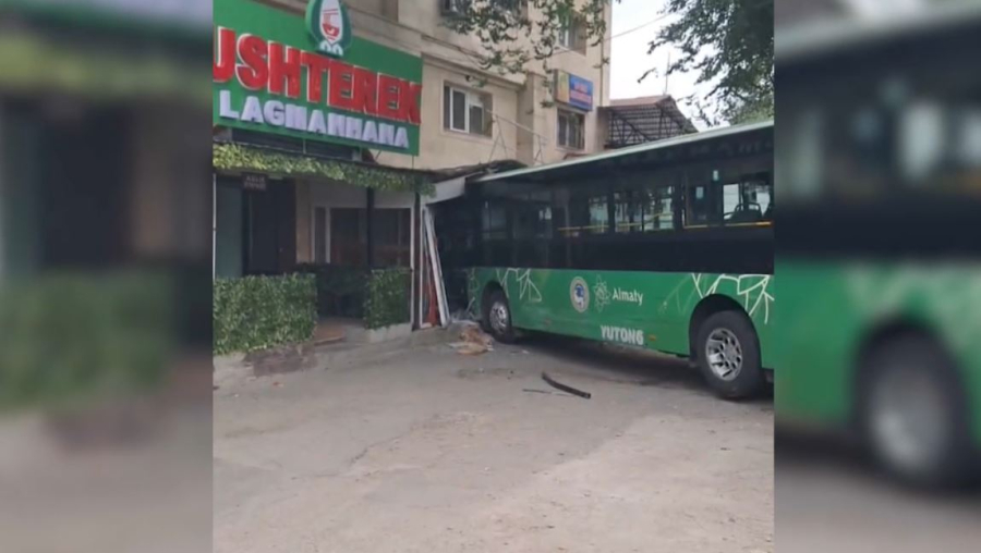 Алматыда жолаушылар автобусы тұрғын үйге соғылды