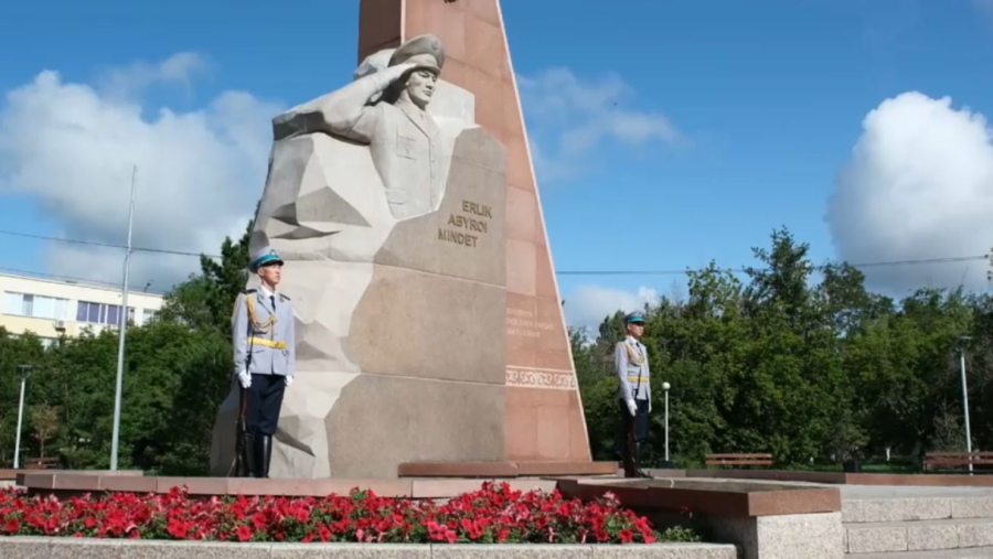 Павлодарда қаза тапқан полицейлерді еске алды