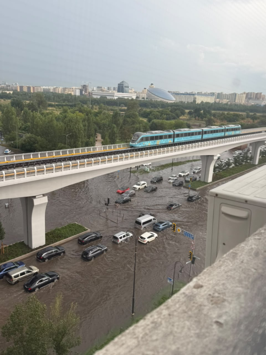 Астанадағы LRT станциясында төбеден су ақты: CTS мән-жайды түсіндірді