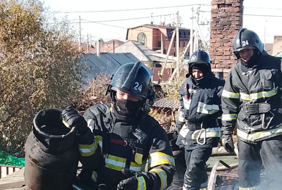 Семь газовых баллонов вынесли из пожара спасатели в Астане