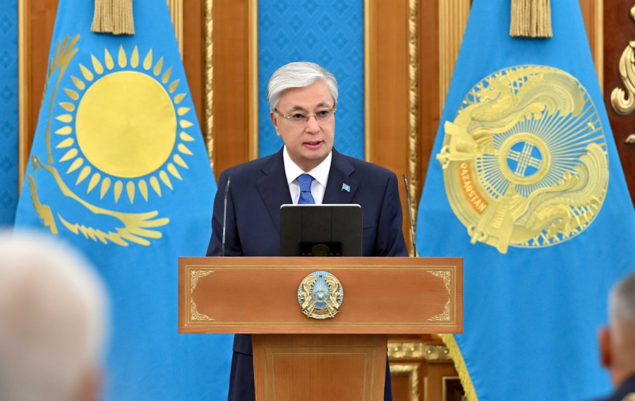 Глава государства наградил работников транспорта