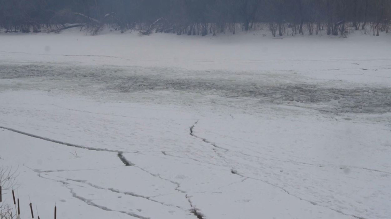Лед взрывают на реках ЗКО