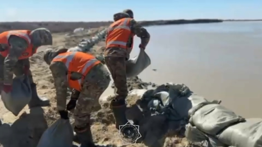 В Кульсары укрепили 400 метров береговой линии реки Жем