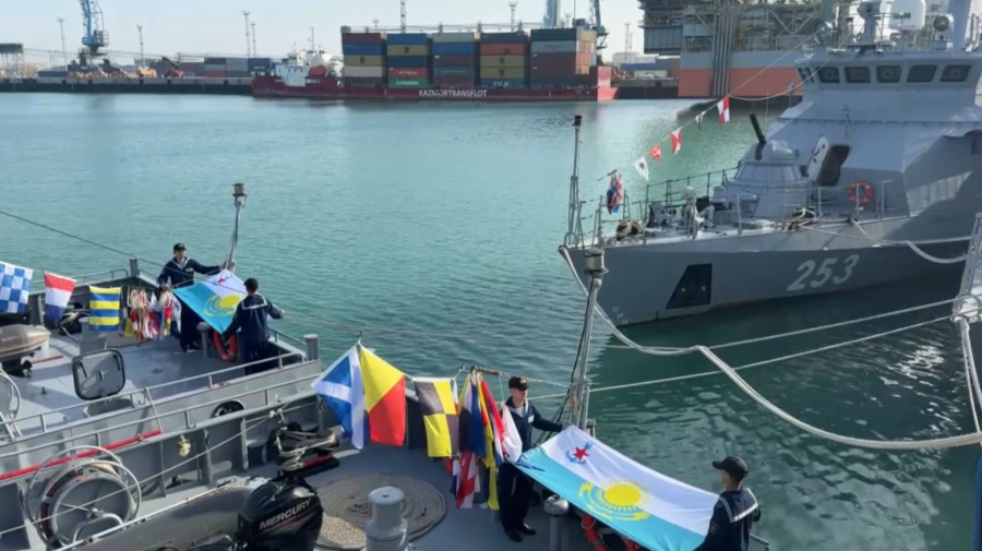 Ақтауда жауынгерлік флот шеруі өтті