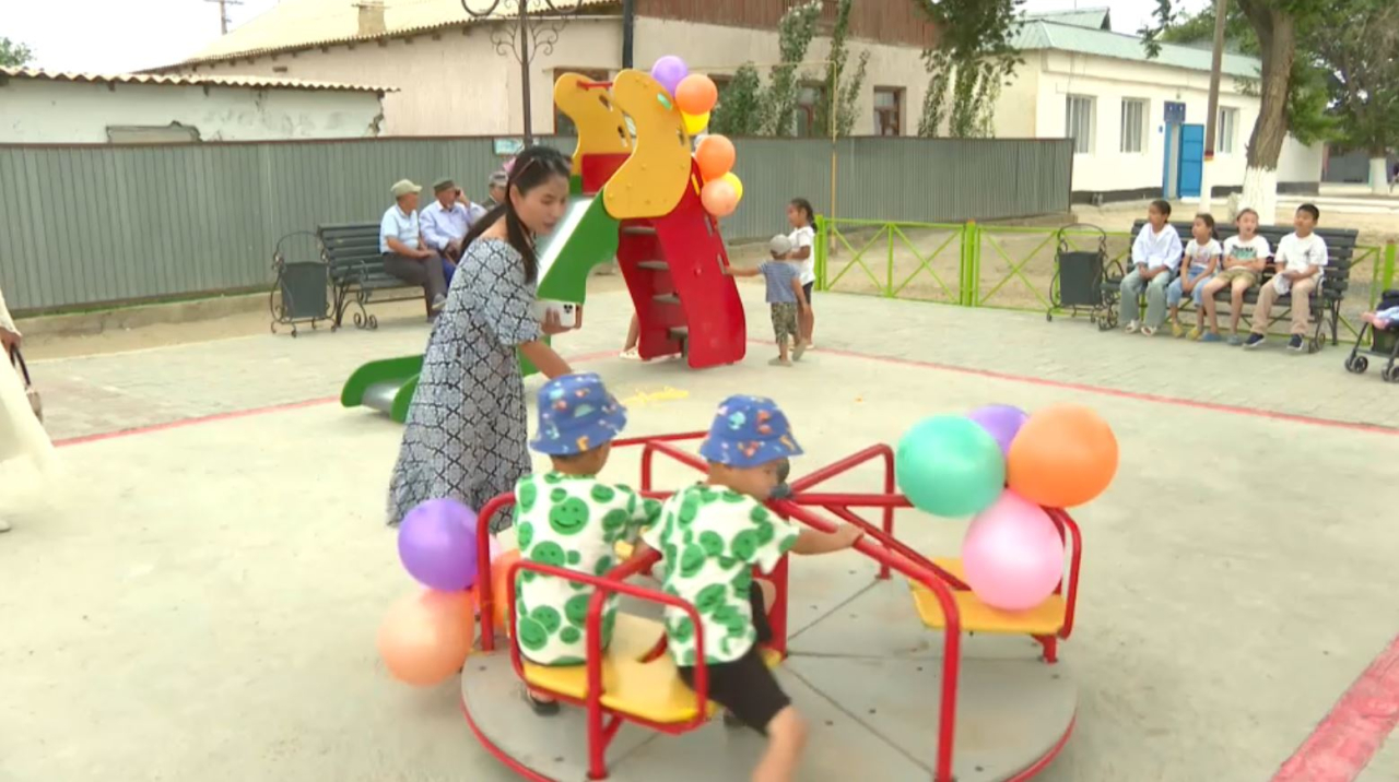 Рабочие подарили игровую площадку детям села Белколь