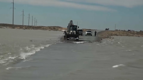 Разрушенные паводком дороги восстанавливают в ЗКО