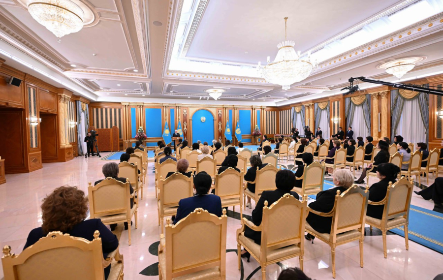 Глава государства поздравил женщин с праздником 8 марта