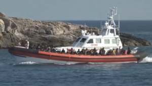 На итальянский остров Лампедуза прибыли сотни мигрантов