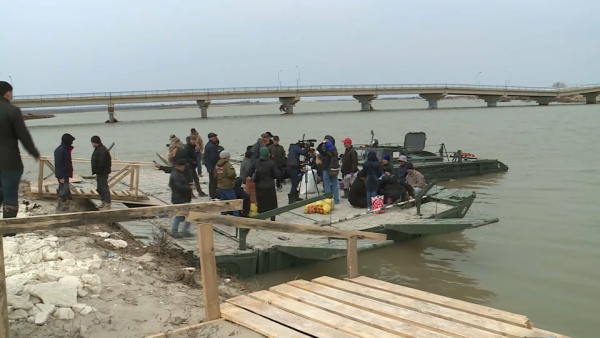 Гумпомощь на понтонной переправе доставляют в Уилский район