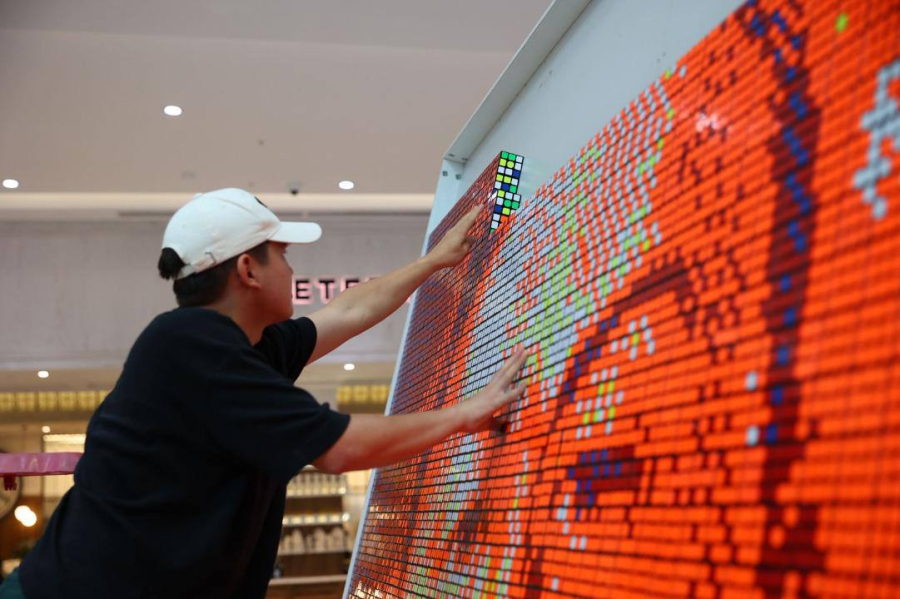 Гигантский портрет Абая из 3000 кубиков Рубика создали в Астане