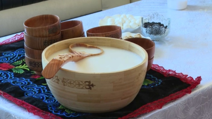 Мороженое из саумала изготавливает жительница Жетысу