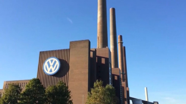 Германияда «Фольксваген» жұмыскерлері жаппай шеруге шығуға бел буды