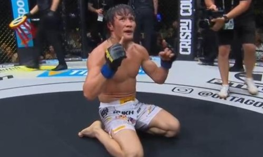 Казахстанец Жумагулов вошел в историю «европейского UFC»