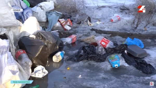 «Сейчас жители немножко инертные». Почему в Семее на улицах много мусора, и как с ним борются
