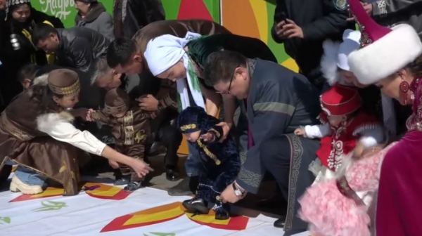 Наурыз отметили с обрядом тұсау кесу и концертом звёзд в Семее