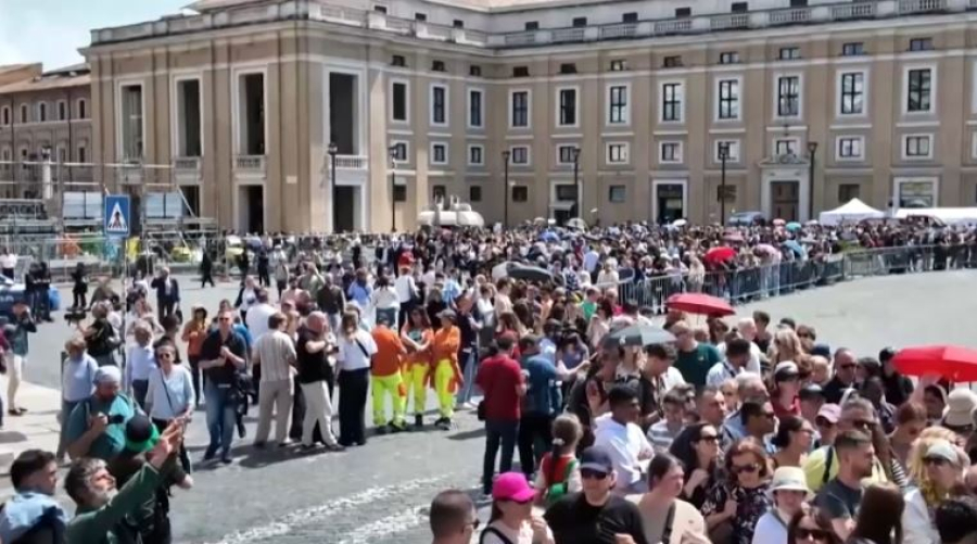 Около 100 тысяч человек собрались в очереди для прощания с Папой Римским
