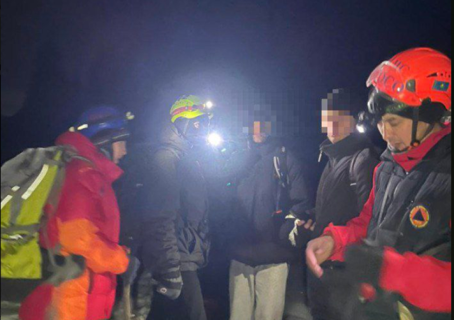 Туристы не смогли спуститься с пика в Алматинской области