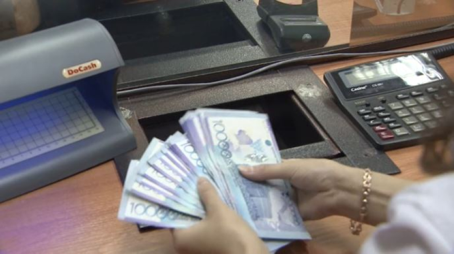 Тенге укрепился к доллару