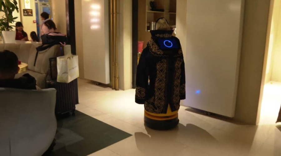 Робот-официат приглашает гостей в ресторан Turandot