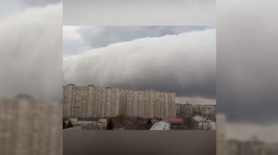 Сильный ветер временно парализовал движение в Алматы