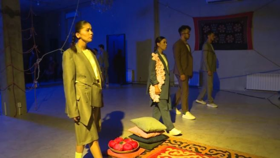 Депутаты посетили спектакль о детях с аутизмом