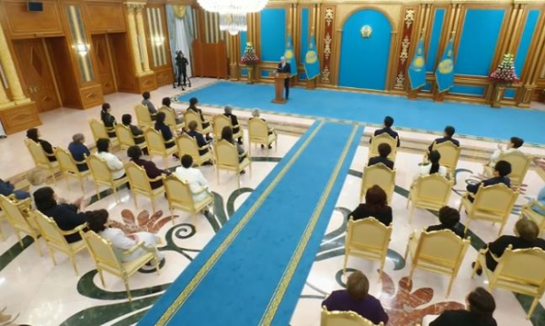 Президент поздравил женщин с праздником 8 марта