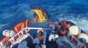 30 мигрантов пропали после крушения лодок у берегов Италии