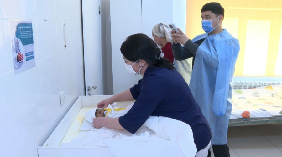 Салмағы 650 грамм: Шымкентте шақалақтың көз жанарына күрделі ота жасалды