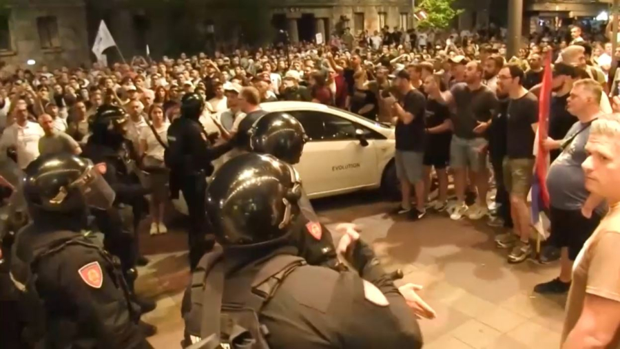 Более 70 человек пострадали на протестах в Сербии