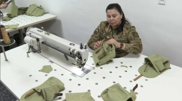 Женщины-военнослужащие в Таразе шьют военное снаряжение