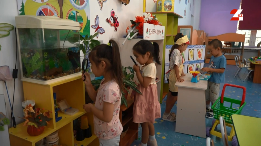 Экотерапия в Усть-Каменогорске: как детсад и попугай Кеша учат детей беречь природу