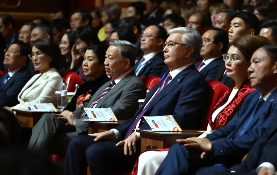 Токаев и То Лам посетили концерт в рамках Дней культуры Вьетнама в Казахстане