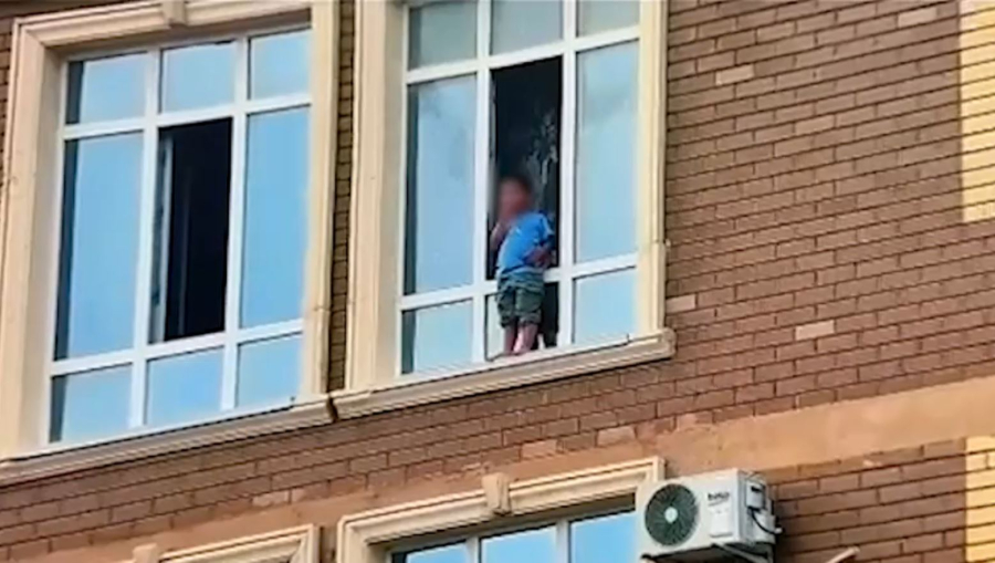 Полицейлер баланы аман алып қалды