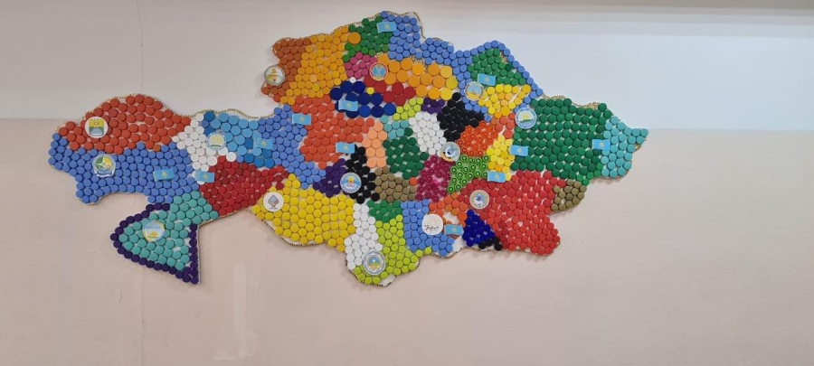 «Таза Қазақстан»: карту из крышек бутылок создали столичные школьники