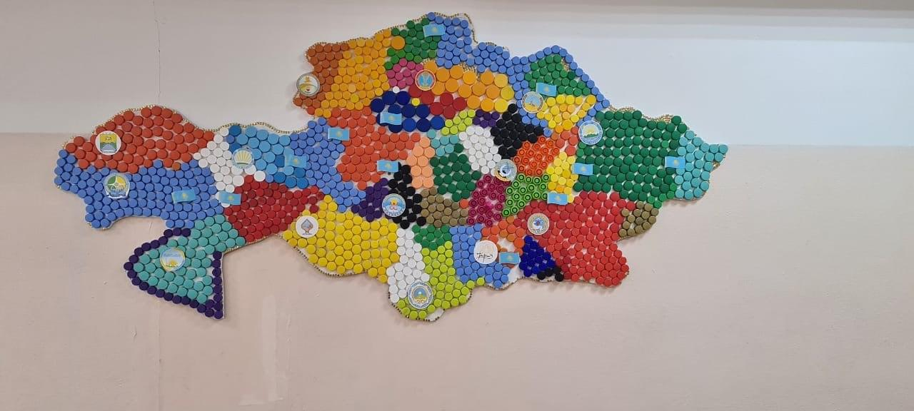 «Таза Қазақстан»: карту из крышек бутылок создали столичные школьники