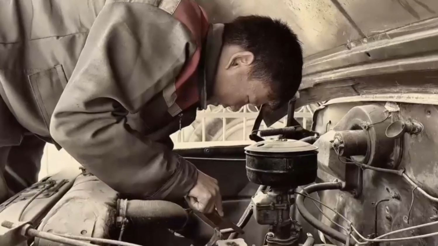 Студентам в Туркестане показали фильм, посвящённый Году рабочих профессий