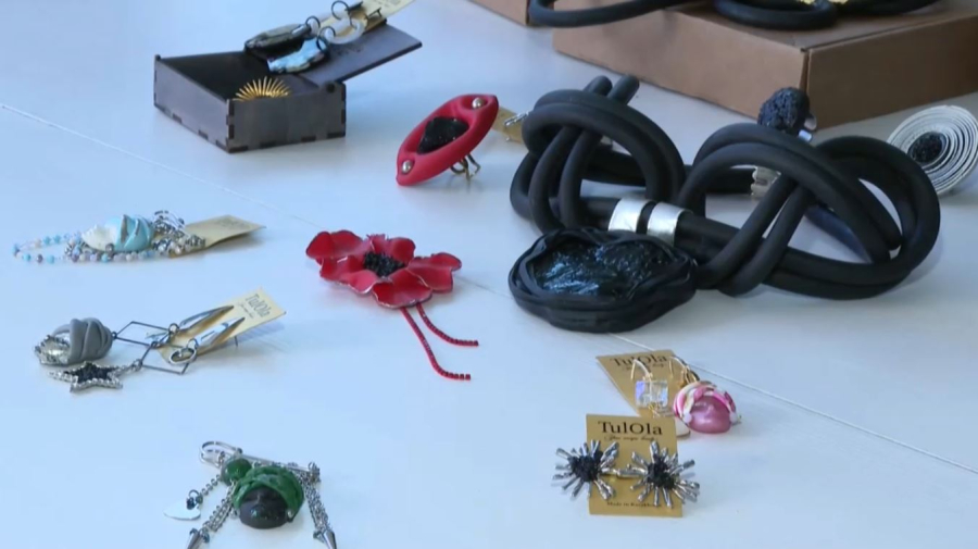 Қарағандылық шебер таскөмірден зергерлік бұйым жасайды