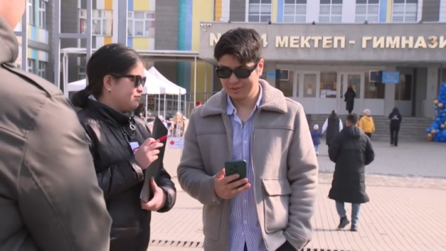 Члены exit poll проводят опрос в Алматы